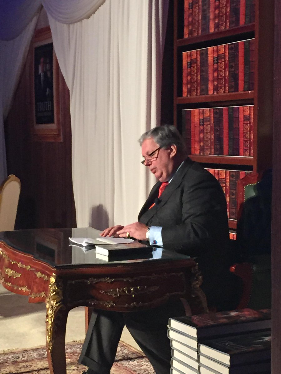Hashwani_Memoir's tweet photo. Looking back at the special moments from the #Dubai #GrandLaunch of #TruthAlwaysPrevails by Mr. #Hashwani http://t.co/GVYbOl96l8