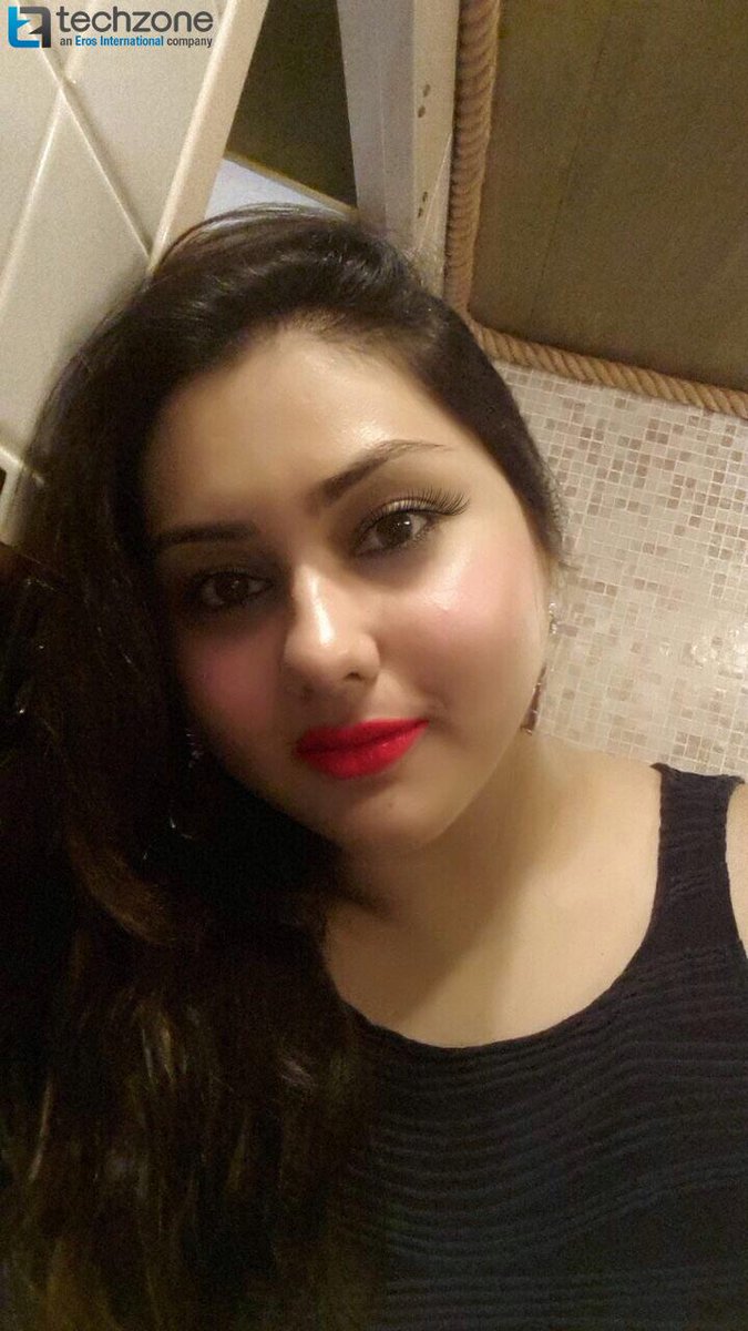 v_namitha's tweet photo. Hey Friends!! I wish you all a Happy Holi :) http://t.co/ubOcduLlkB