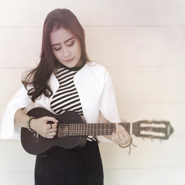 PrillieyBie's tweet photo. Music is what feelings sound like. 🎶 http://t.co/qAERyFNcjx