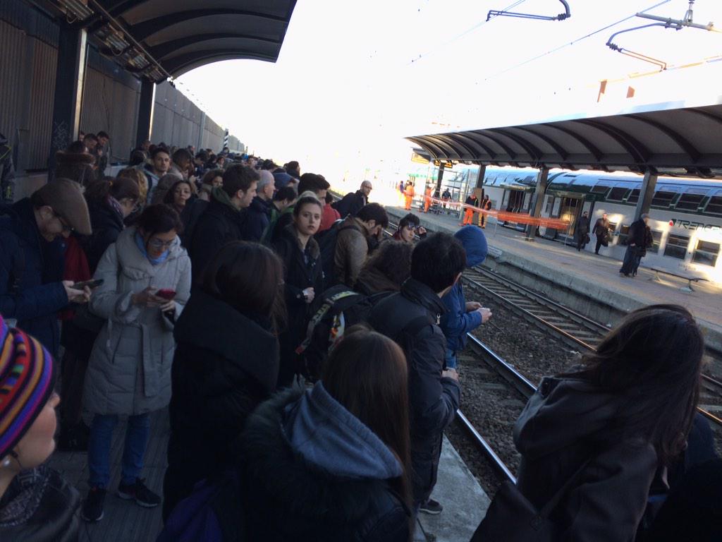 psichelu's tweet photo. Poi hanno pure il coraggio di alzare i prezzi degli abbonamenti? #trenitalia #trenord 4 treni, 65 min di ritardo! http://t.co/s1ecoUlGIK