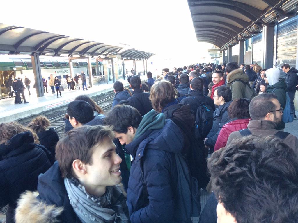 psichelu's tweet photo. Poi hanno pure il coraggio di alzare i prezzi degli abbonamenti? #trenitalia #trenord 4 treni, 65 min di ritardo! http://t.co/s1ecoUlGIK