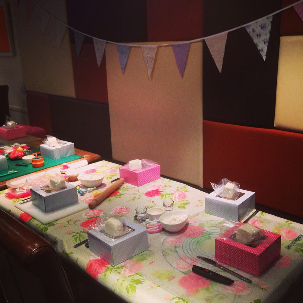ChocoLottieCake's tweet photo. My cake decorating class at Zafiros for Coppafeel went down a treat yesterday! #charity #cornwall http://t.co/3Cb652ke4S