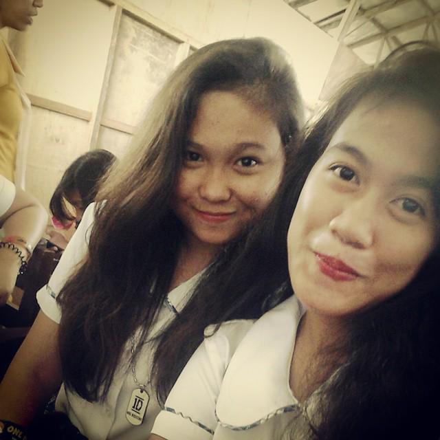 wanderaynn's tweet photo. With @Pink_lLama19  ♥♥ my classmate in selfie subject XD http://t.co/Musb10I4je