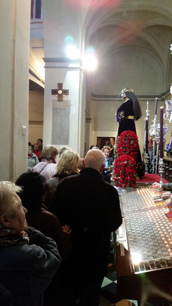 Muchos madrileños besan el pie a nuestro sagrado titular Jesús Nazareno "El Pobre".