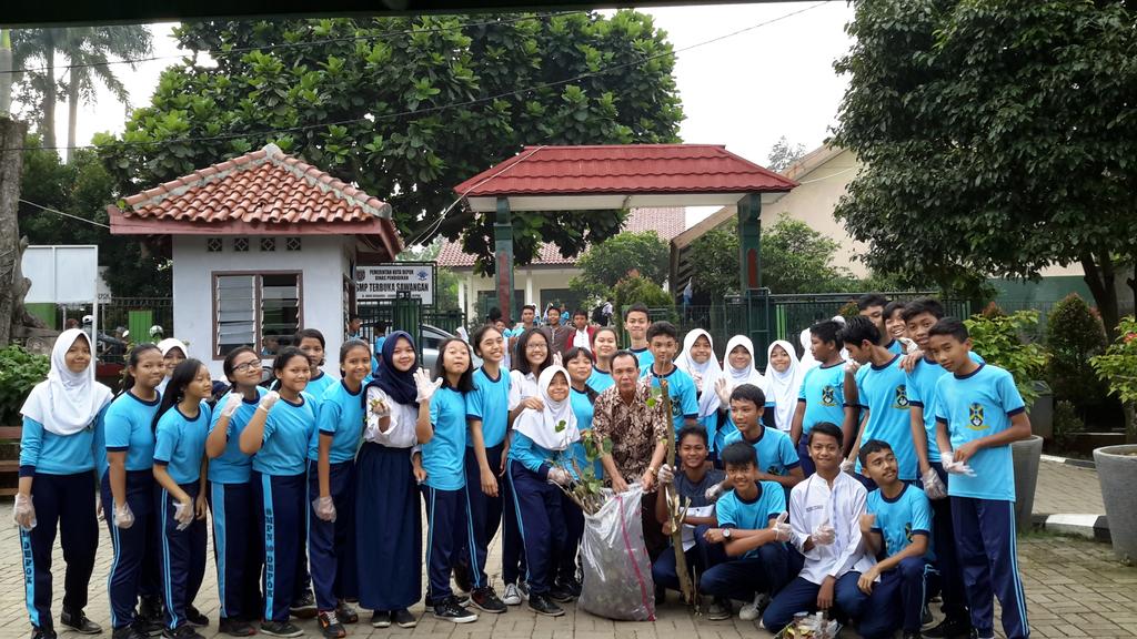 sekutu100_1's tweet photo. [MEMORY]
Jum'at Bersih (JumSih) - with Kepala Sekolah http://t.co/RceKfYjDDS