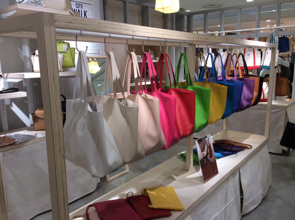 ルミネ池袋 Auf Twitter ルミネ池袋４ｆに ヒッチハイク がオープン 広々とした店内にはバッグの他 アクセサリー ポーチ ウォレットなどのアイテムがずらりと揃っています おすすめはこちらのカラフルなトートバッグ 軽くて丈夫で 雨にも強いスグレモノです