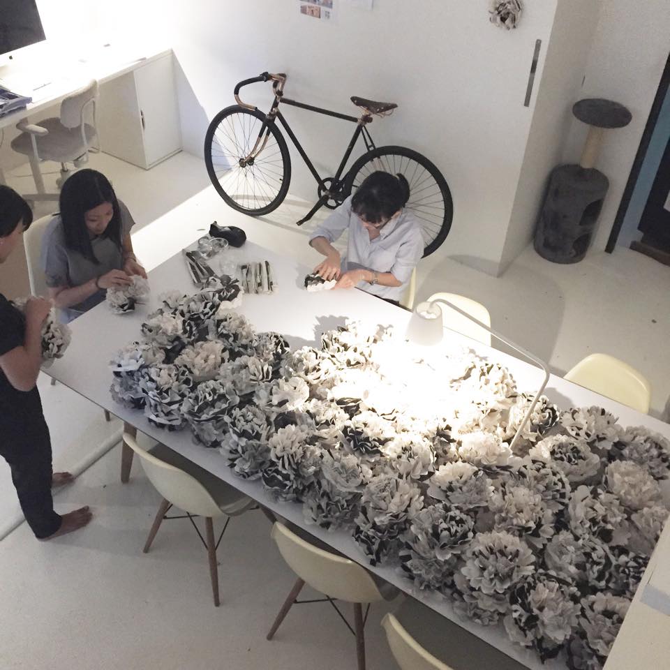 madebyanonymous's tweet image. 1500 paper flowers made from over 500 copies of Bracket for the RegardLess installation. #Anonymous10