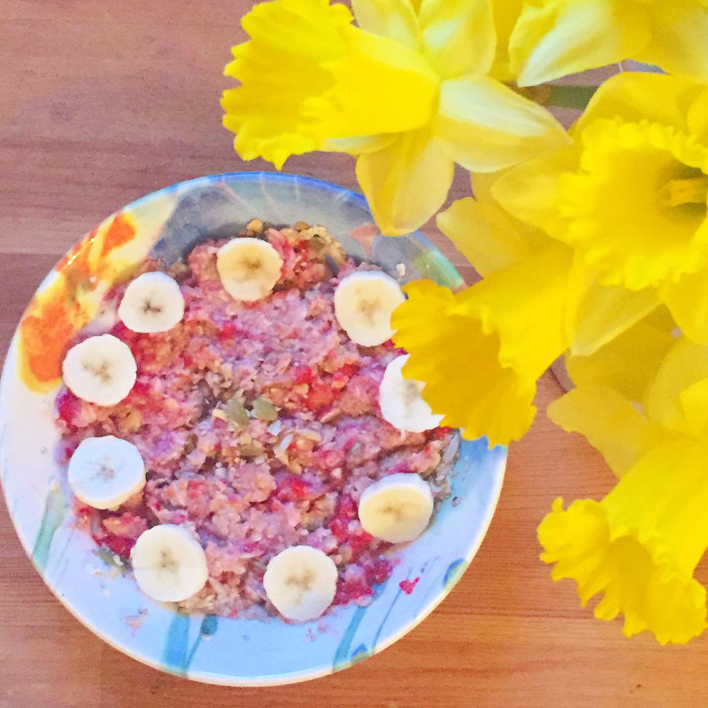 Cleanfeasting's tweet image. Daffs and pink raspberry porridge what a colourful start to the day! 😊 #friday #hbloggers