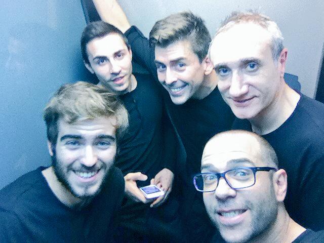 Qué hacen 5 de negro en un ascensor??
#Equipazo7Rojo
<a href="/magodavo/">magodavo</a> <a href="/Marcollebayo/">Marc Ollé Bayo</a> <a href="/jorgeblass/">Jorge Blass</a> <a href="/circoprice/">Teatro Circo Price</a> <a href="/7Rojo_/">7 Rojo</a>