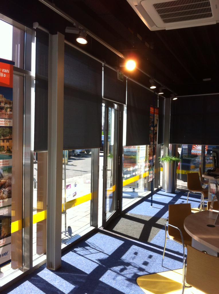 De dames vande <a href="/Dreizen/">D-reizen</a> blij gemaakt met <a href="/verosol/">Verosol</a> #Silverscreen rolgordijnen.Kunnen nu goed op hun beeldscherm kijken