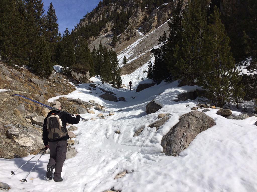 TeamAventuriers's tweet photo. Quand @UnMondeAventure et @laponico grimpent en ski de rando dans le #Queyras cc @Queyras @DestQueyras #becoldbewild http://t.co/eaBwwhFDIN