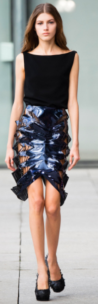 GlobalFGrid's tweet photo. This lady is doing cool stuff. #futurefashion Iris Van Herpen. #gridlovin it. ☎️ a friend.  http://t.co/QAPLTsnhYA http://t.co/7sRZyZyyuQ
