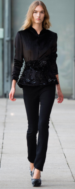 GlobalFGrid's tweet photo. This lady is doing cool stuff. #futurefashion Iris Van Herpen. #gridlovin it. ☎️ a friend.  http://t.co/QAPLTsnhYA http://t.co/7sRZyZyyuQ