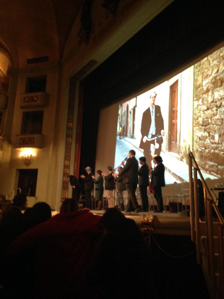palazzostrozzi's tweet photo. La standing ovation del cinema Odeon per ringraziare il Direttore della Fondazione Palazzo Strozzi James Bradburne http://t.co/WYHbFxCA8j