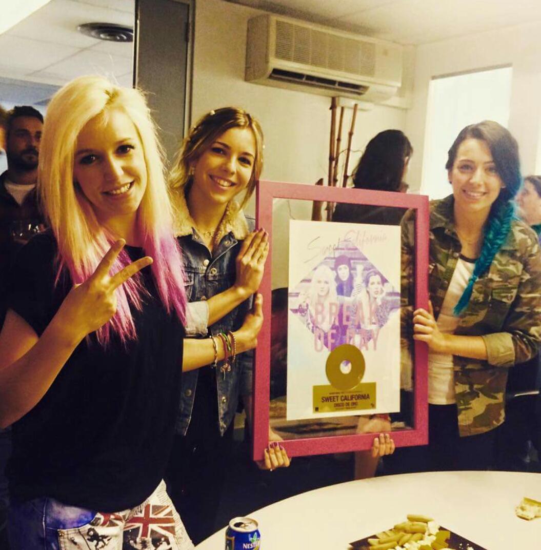 ObviouslyPla's tweet image. Con su disco de oro #OrgulloSweetie #MiVoto40SweetCalifornia