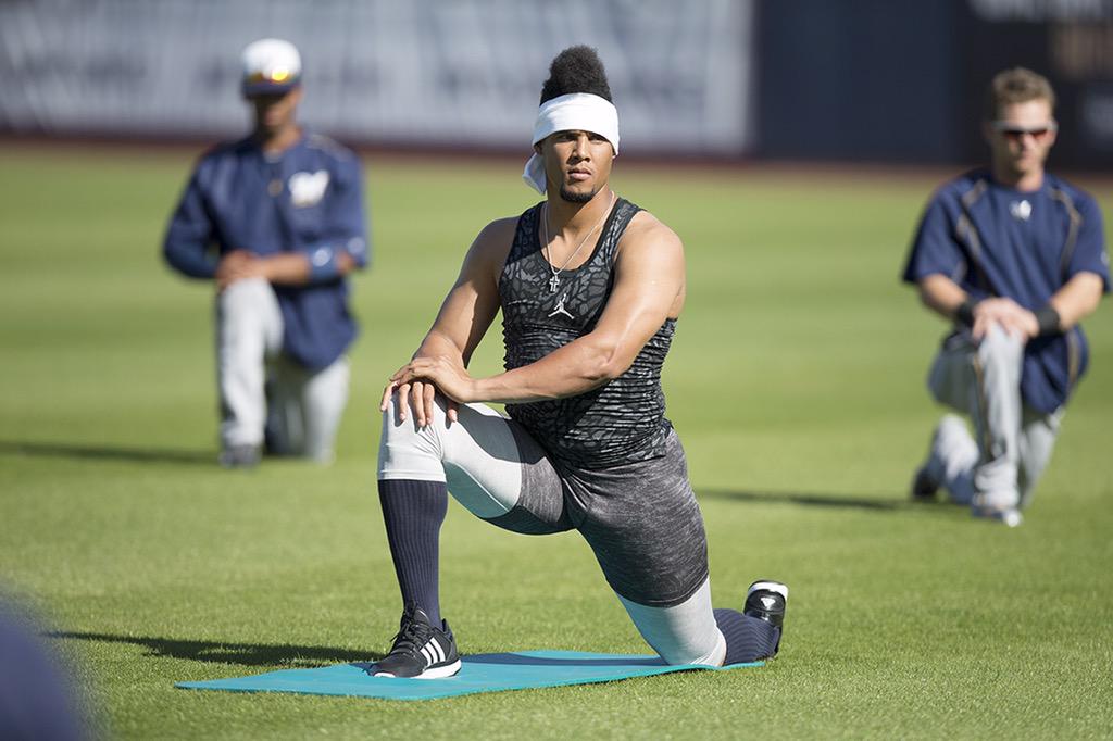 B__9rS4U0AADa28.jpg:large