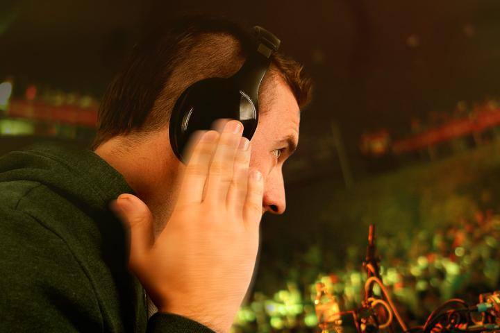 SamsungRomania's tweet image. Ajustați volumul #LevelOver în cel mai ușor mod! Mai încet sau mai tare?