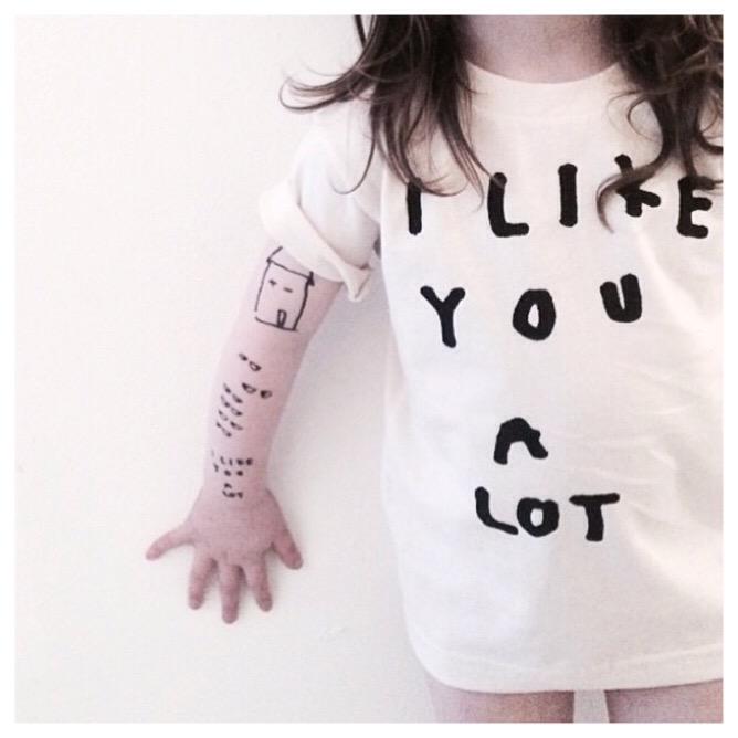 Coolest little lady with her KID+KIND tats and adorable tee. 🙌 xo #kidandkind #kidsfashion #coolkids #temporarytattoo