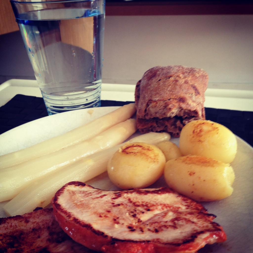 DavidArrieroBBM's tweet photo. Comienza la #OperacionBikini de la mano de nuestra gran Nutricionista @NutriMyr . 💪💪Mil gracias !! 💪💪

Ñaaaaaaaaam 😋😋 http://t.co/3o0LAYs4LU