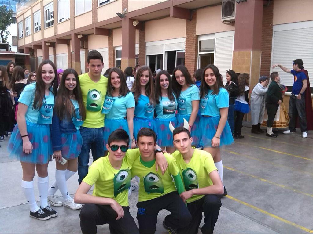 C_E_Marni's tweet photo. Mis monstruos SA que bonita la clase unida #fallasmarni2015 http://t.co/Xn41A8efpo