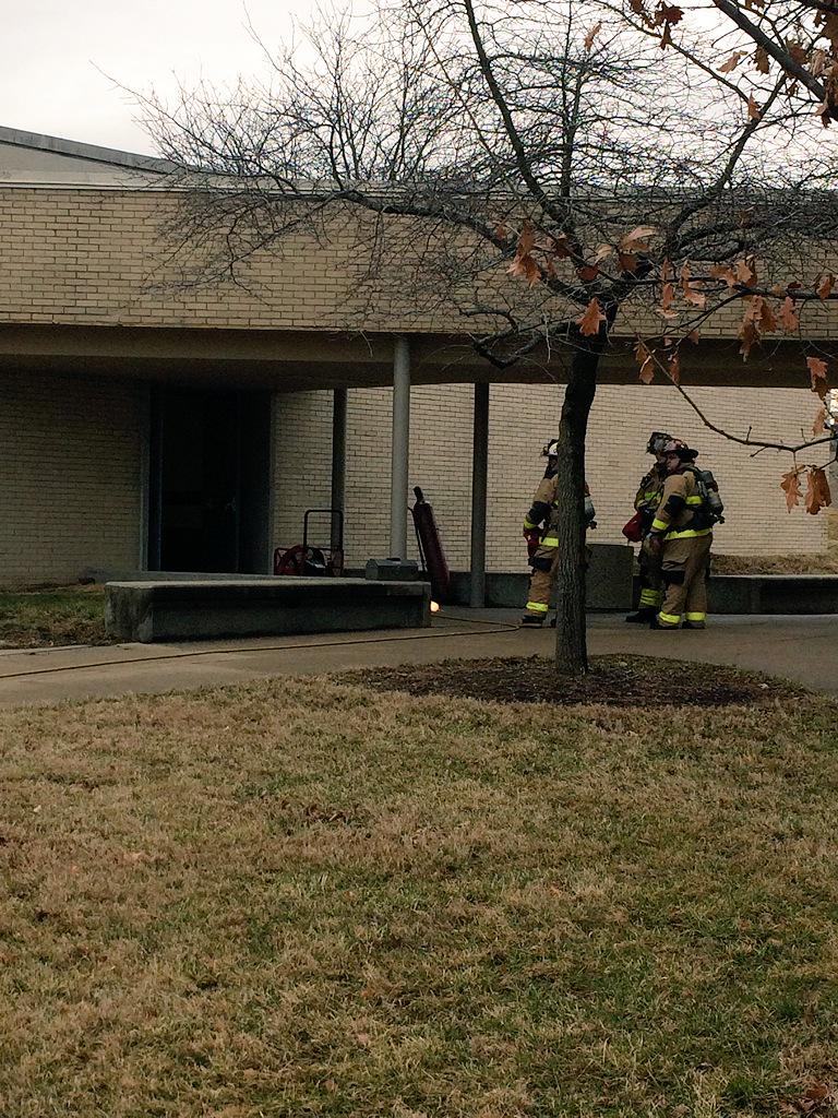 katiemoeller13's tweet photo. @KOMUnews Columbia Fire Department evacuates MU's Animal Science Research Center due to hydrogen leak. http://t.co/A3dA3zOPnF