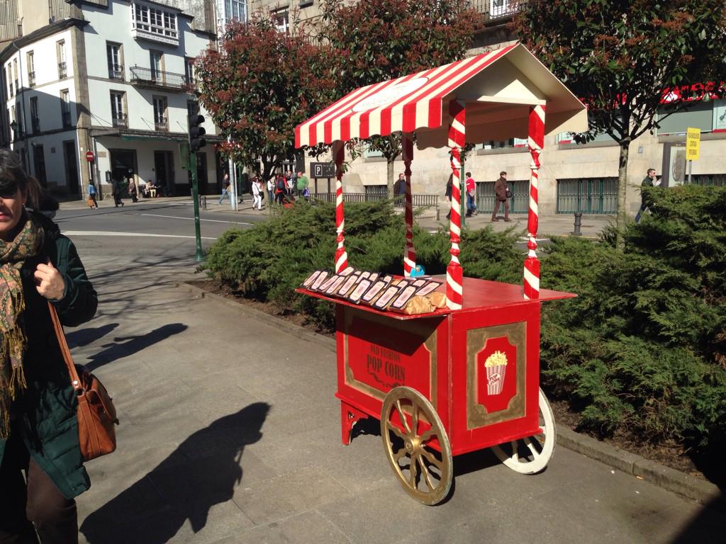 comerciodecine's tweet photo. Xa temos o noso carriño na Praza de Galicia. Ven e leva un flocos de millo!! http://t.co/hwJv2LeYXP