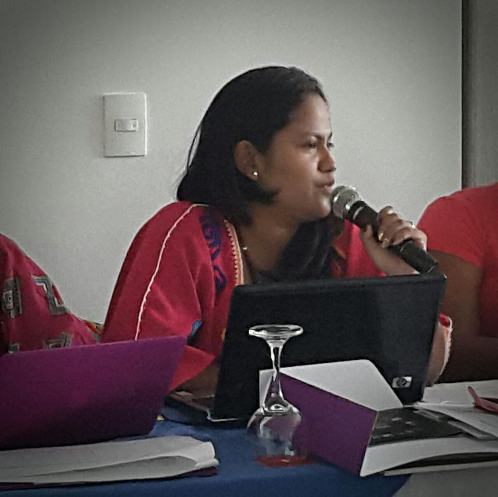 Tejiendo y trenzando la palabra como base para la comunicación