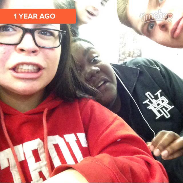 samantha_talia's tweet photo. 😂😭😂❤️ @xokarlee_ #IDontKnowJoesTwitter @NickMartin_16 #FreshmanInTheBack http://t.co/ubkqPgTwsr