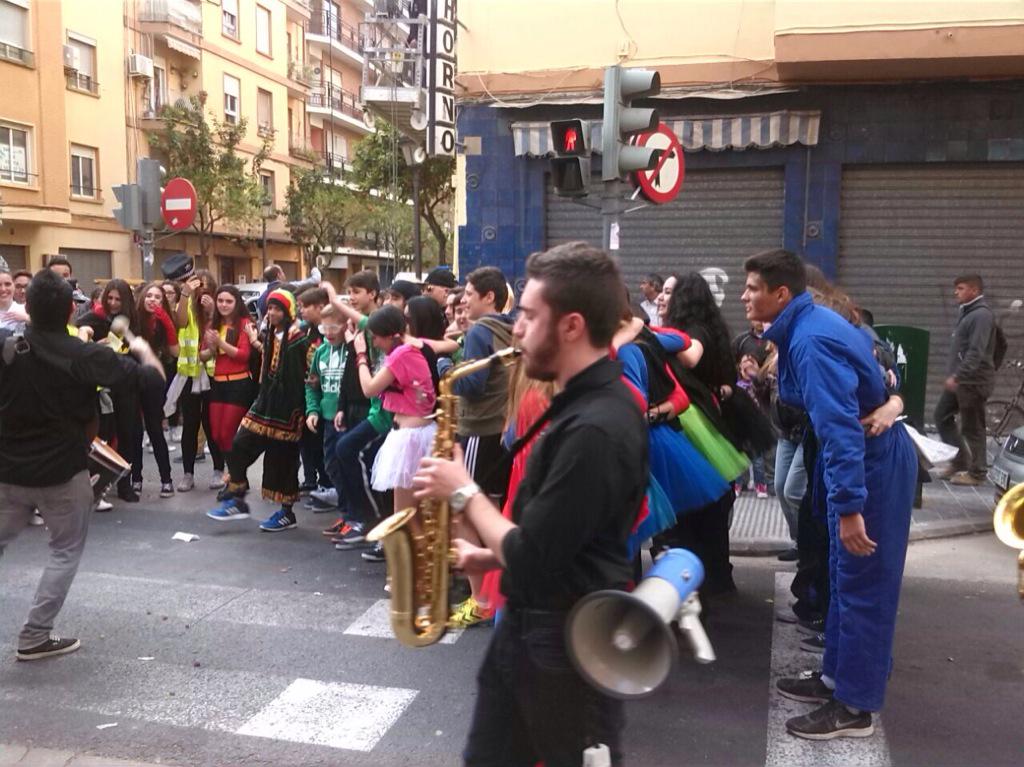 C_E_Marni's tweet photo. #fallasmarni2015 divirtiéndose con la #charanga #cabalgata #fallas http://t.co/sr0uLXqxPM