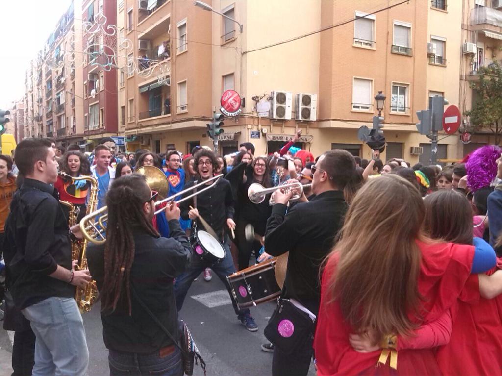 C_E_Marni's tweet photo. #fallasmarni2015 divirtiéndose con la #charanga #cabalgata #fallas http://t.co/sr0uLXqxPM