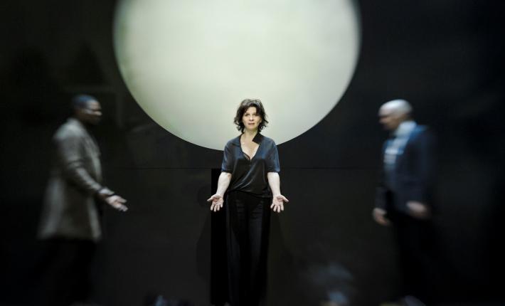BarbicanCentre's tweet image. Limited tickets released to this weekend's performances of Antigone with Juliette Binoche ow.ly/Kiv7H
