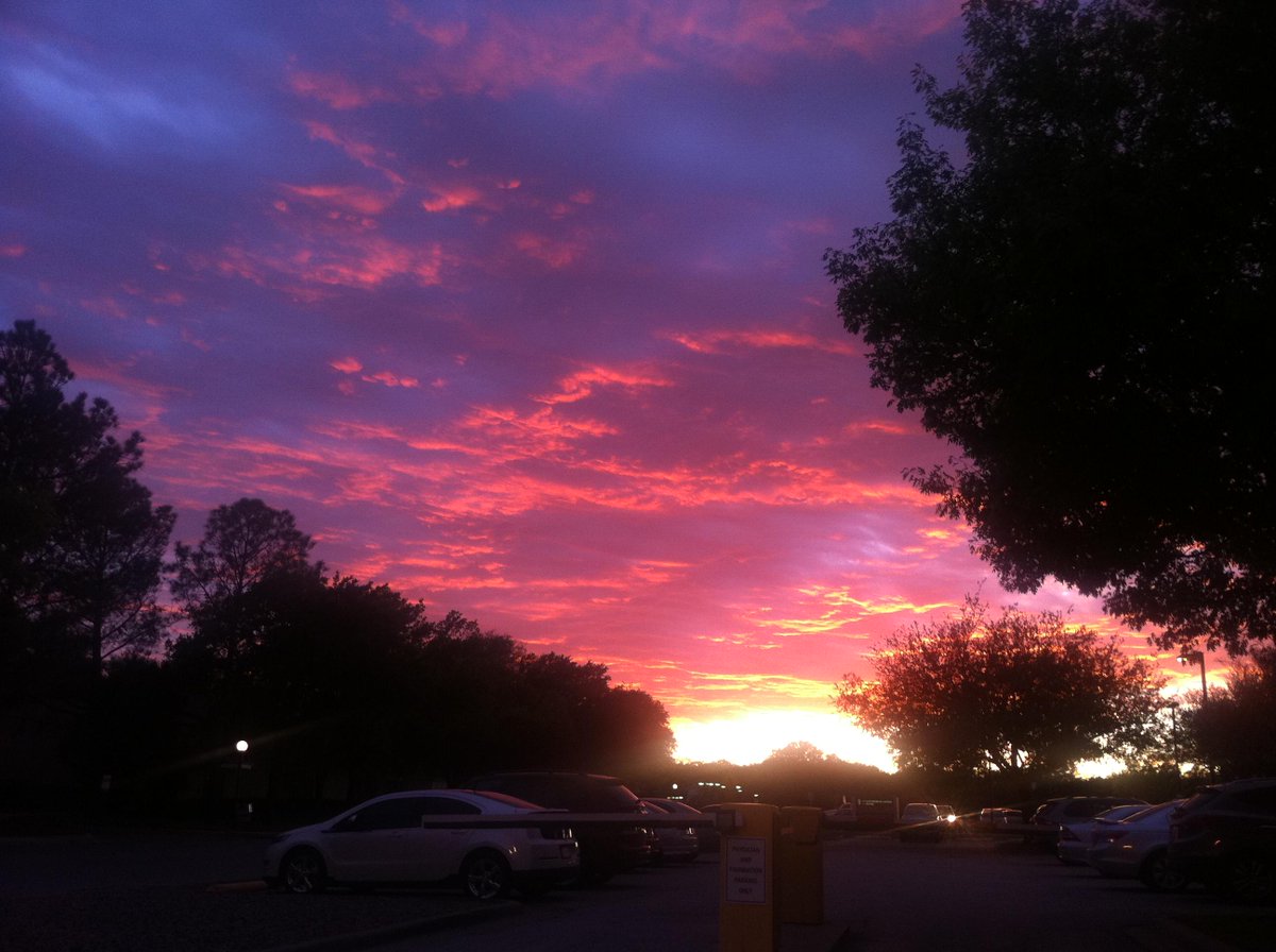 caseynicole0203's tweet photo. @Vix0505 @vnorrland @underabanner @ChrisDaplyn Very nice! More cotton candy #skies here: http://t.co/BH9QzHQ8l5 http://t.co/ZLXM8yUtGZ
