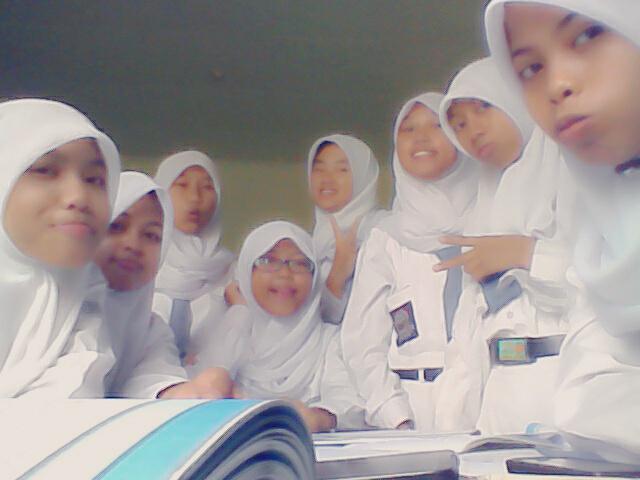 MeilitaDela's tweet photo. With @kiky_nadia  @Nabilahsalsa7  @nilnamaulidia @ervina_sari20  @laras_yeny @MithaOctaa  @rama_dini14 @lidia701 http://t.co/j4gm6Em4oe