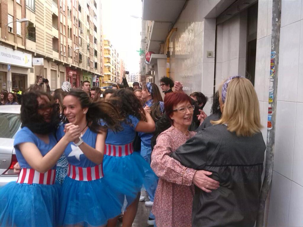 C_E_Marni's tweet photo. #fallasmarni2015 las cocineras tb disfrutan de la #charanga  @MCAmarni http://t.co/4vOsETDatQ