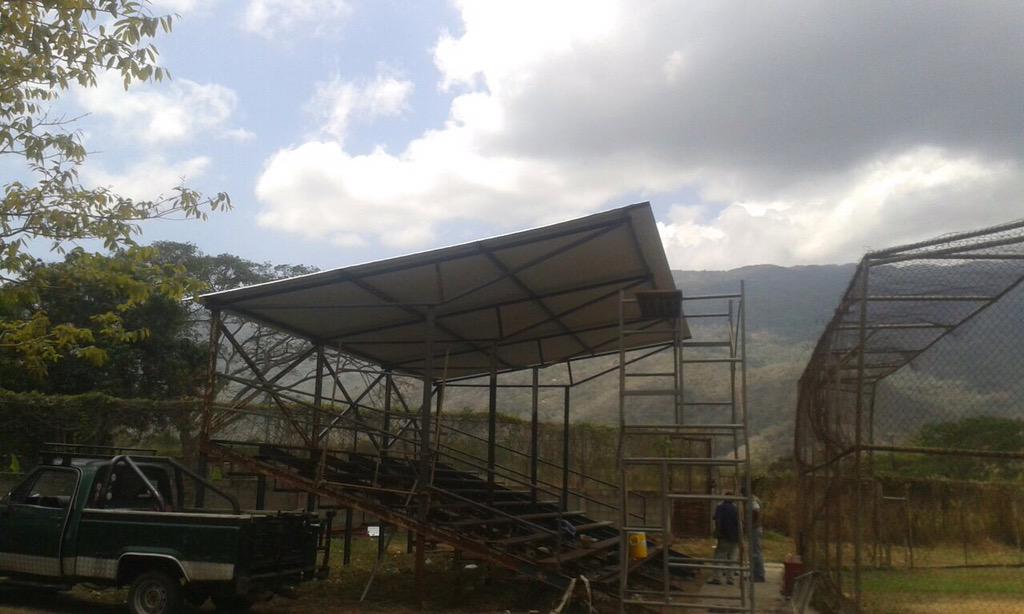 Bejumero's tweet photo. El nuevo techo en la rehabilitación del campo de softball de #Canoabo x la @Alc_Bejuma http://t.co/wfvNV1F1HH