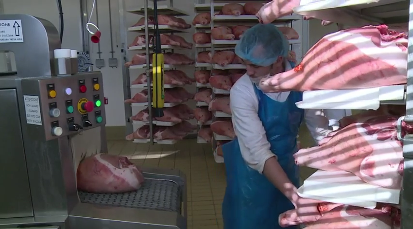 afpfr's tweet photo. Parmesan et Jambon de Parme, symboles du savoir-faire italien http://t.co/7ZiIsNeayO #AFP http://t.co/CW0tQYW6ka