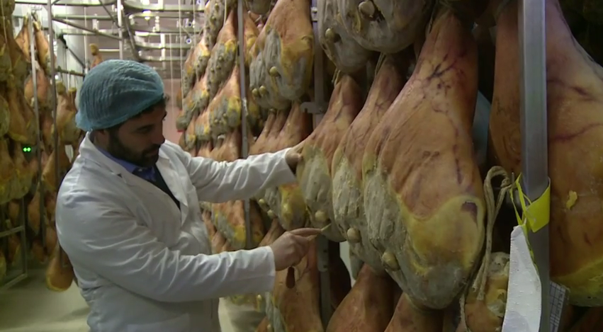 afpfr's tweet photo. Parmesan et Jambon de Parme, symboles du savoir-faire italien http://t.co/7ZiIsNeayO #AFP http://t.co/CW0tQYW6ka