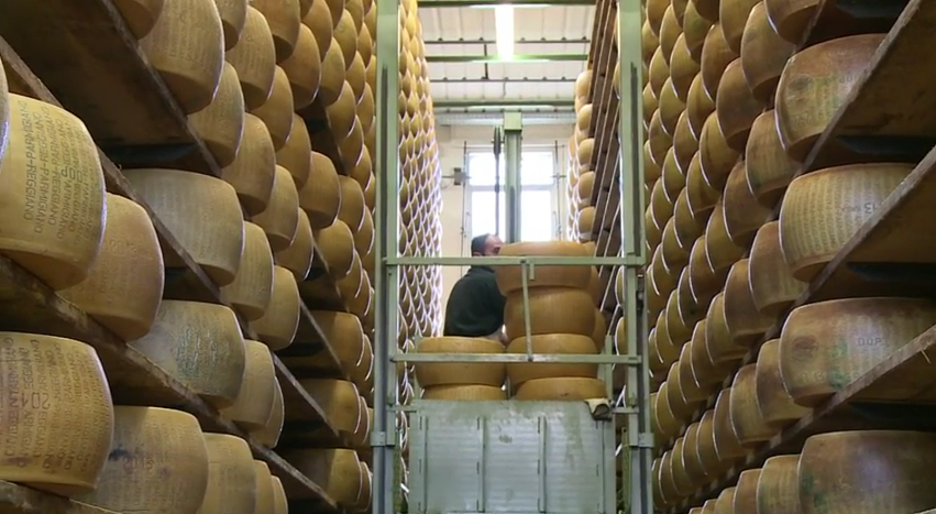 afpfr's tweet photo. Parmesan et Jambon de Parme, symboles du savoir-faire italien http://t.co/7ZiIsNeayO #AFP http://t.co/CW0tQYW6ka