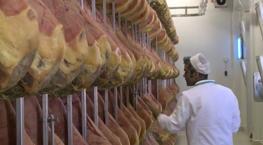 afpfr's tweet photo. Parmesan et Jambon de Parme, symboles du savoir-faire italien http://t.co/7ZiIsNeayO #AFP http://t.co/CW0tQYW6ka