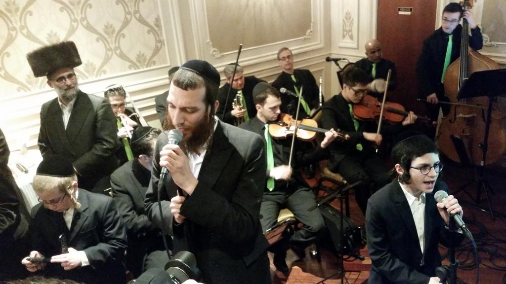 KlikBand's tweet photo. Last nights beautiful chuppa with @BeriWeber and child soloist Yitzy Rosinger http://t.co/JagIQiUaUN