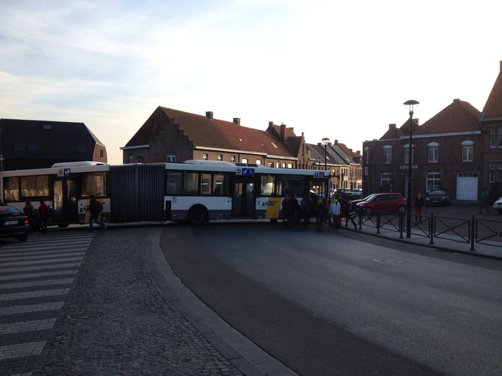 dirkvanhegen's tweet image. Bus van de Lijn verspert terug centrum van Beselare