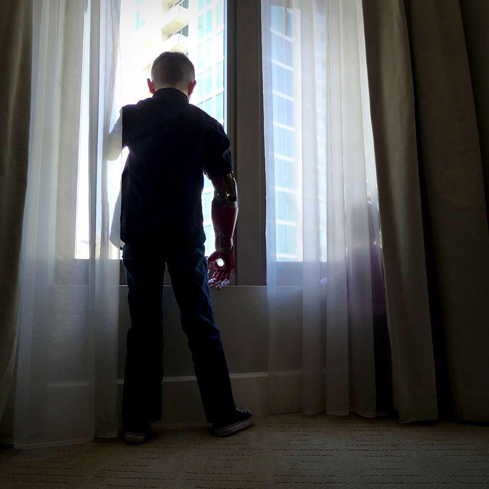 rdjsfans's tweet image. .@RobertDowneyJr presents a bionic #IronMan arm through @msonenote #CollectiveProject! He&apos;s a real superhero.