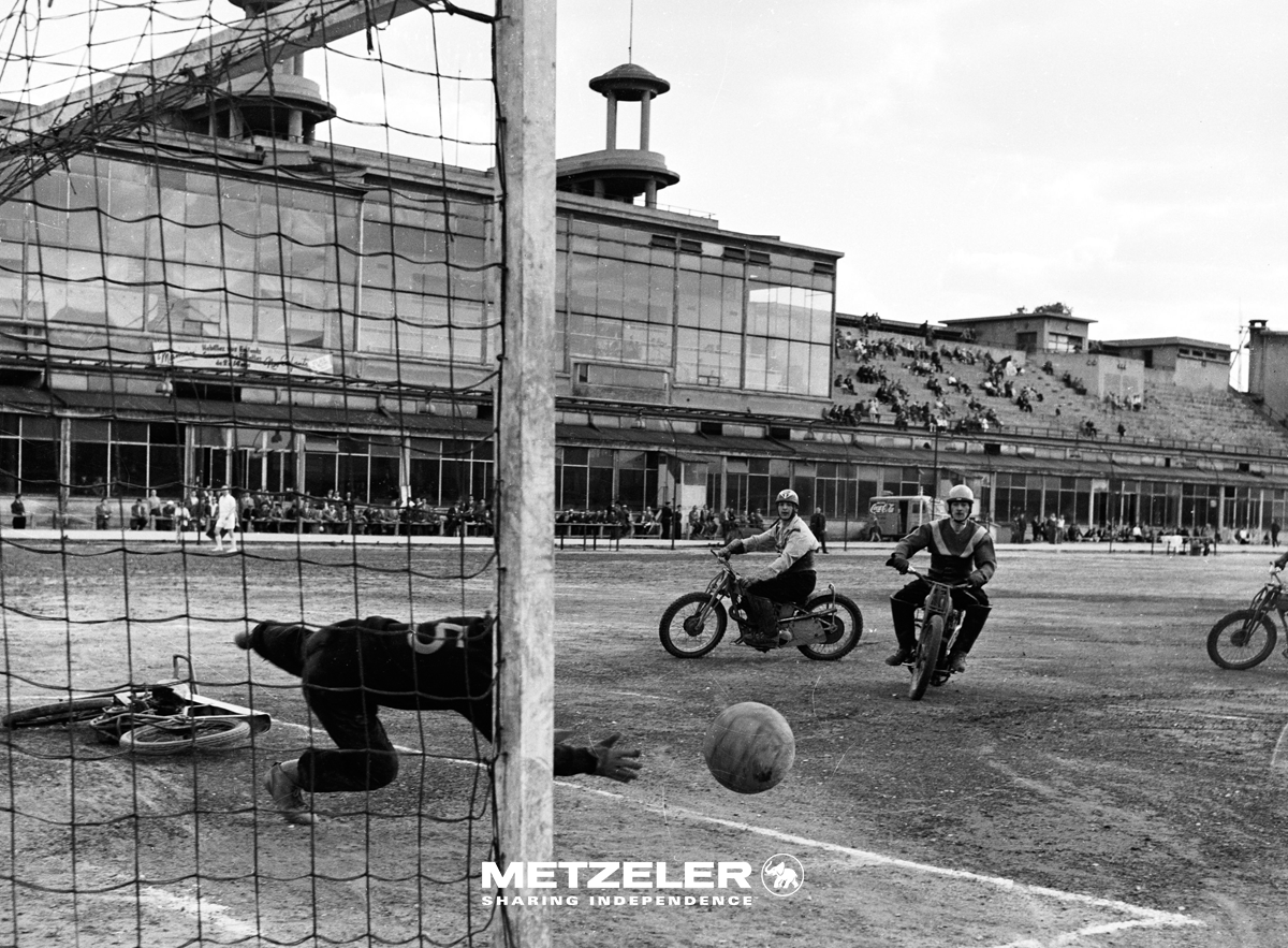 METZELERMOTO's tweet photo. Why do we have to choose between #soccer and #motorbike? #motoball http://t.co/6mjeJjwfMc