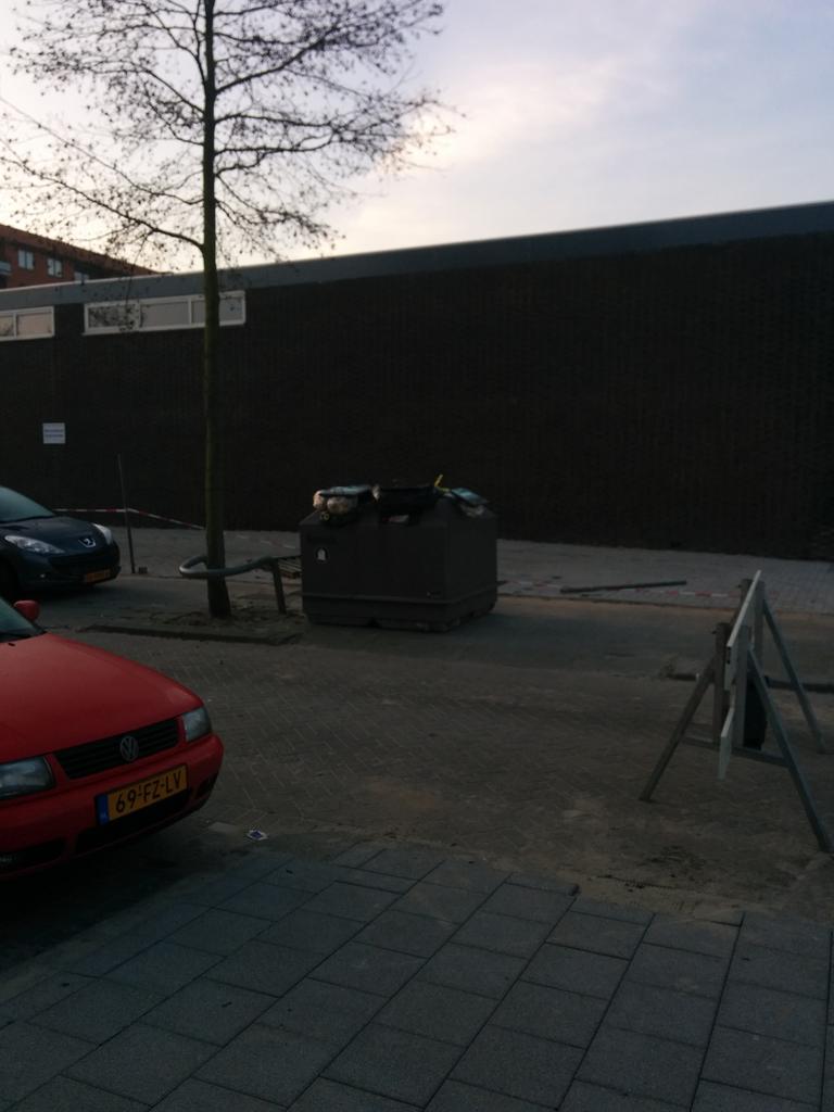 Wederom volle afvalbakken, al een week niet geleegd! Zuid blijft zuid <a href="/rotterdam/">Gemeente Rotterdam</a>