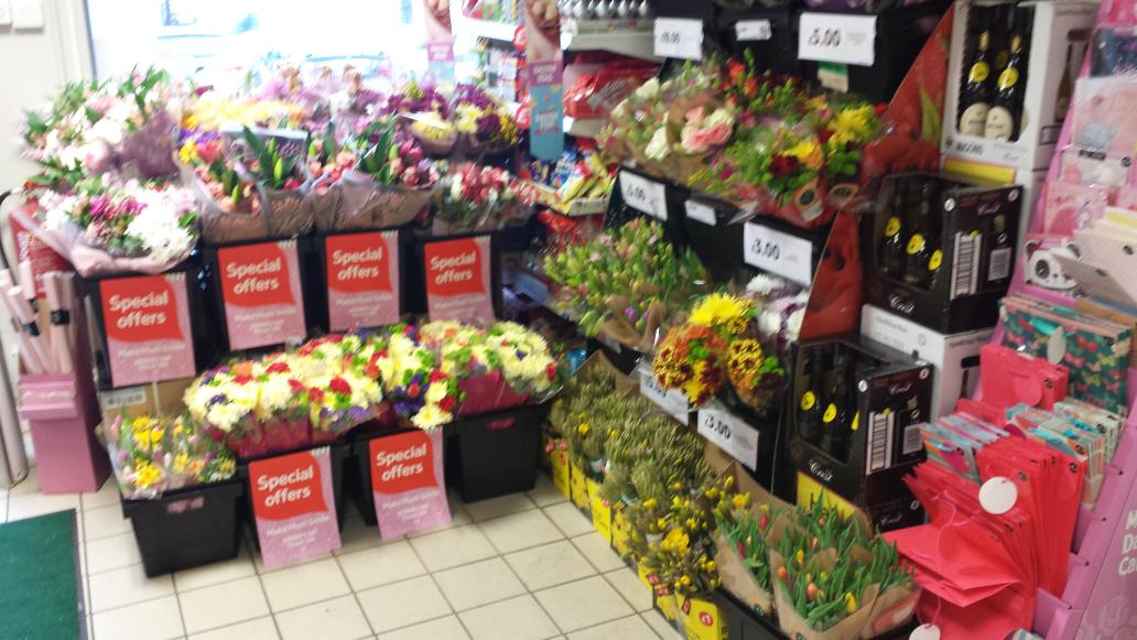 3305Express's tweet image. Happy mothers day from us all treat her to some flowers. @rachedwards1984 @CherriYallop @carden100