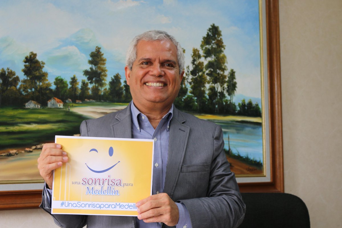 UnacColombia's tweet photo. El Dr Abraham Acosta rector de nuestra universidad se une a #UnaSonrisaparaMedellin http://t.co/dGXW7p6DX2