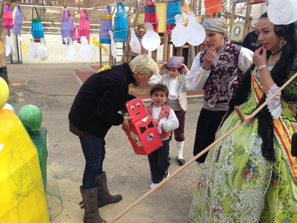 C_E_Marni's tweet photo. #fallasmarni2015 los FALLEROs se llevan su ninot de recuerdo http://t.co/Mz5HH1QVfq