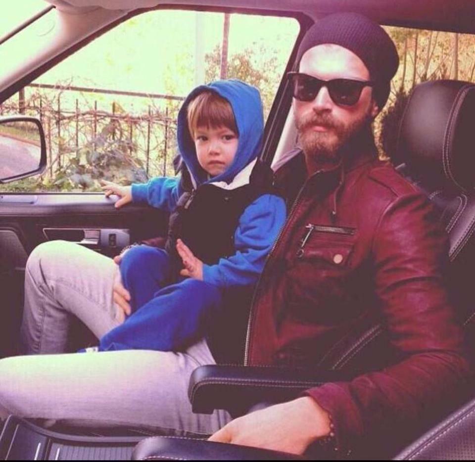 Ulan zaten yakışıklısın bide kucağına çocuk Alıp iyice sempatik görünmeye neden çalışıyorsun? Bari onu biz yapalım.