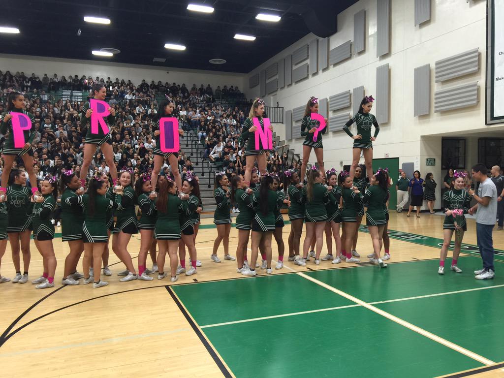 FelixVarelaHS's tweet photo. Now that's what I call a prom proposal!!! http://t.co/uPY1KgZ0kU