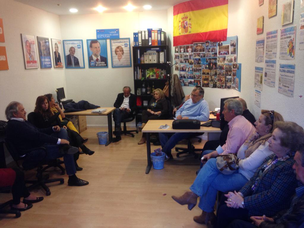 PPSLN's tweet photo. En Comité Ejecutivo @PPopular #sevillalanueva debatiendo mejoras para el municipio con @MariodeUtrilla http://t.co/kfhfWINuNn